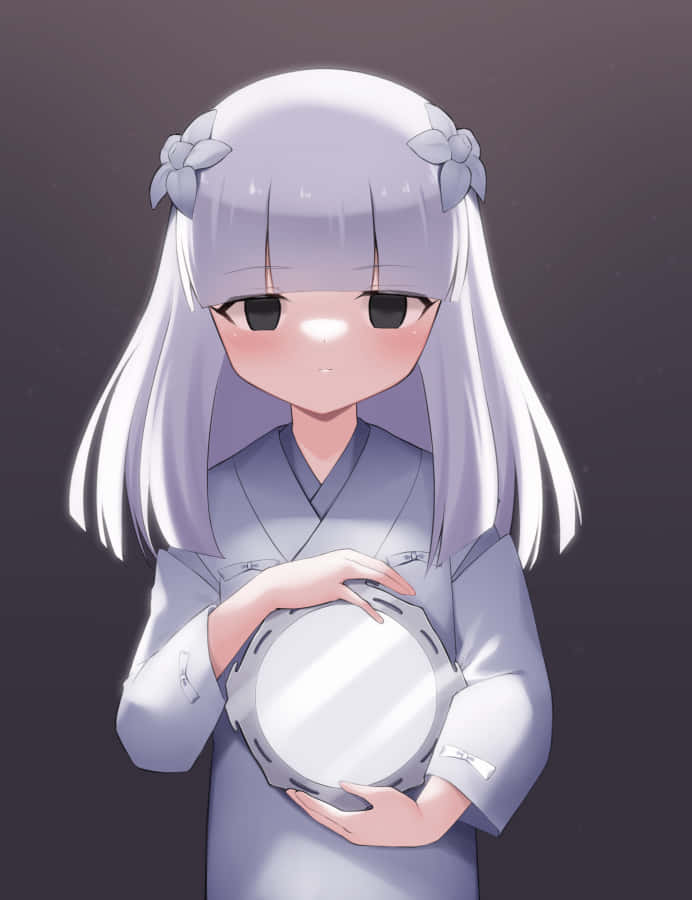 Inuyasha Kanna 桌布 壁紙 — 一位寧靜的動漫女孩，銀色頭髮和花卉髮夾，穿著柔和的紫色和服，在黑暗背景下手持發光球體。