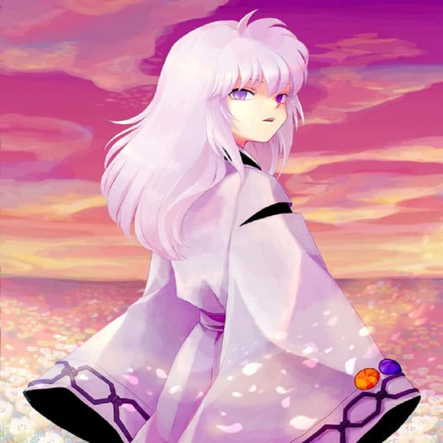 Hakudoshi 桌布 壁紙 — 一位寧靜的動漫女孩，長長的白髮和紫色的眼睛，站在花田中，背景是充滿活力的粉紅色和橙色日落天空。