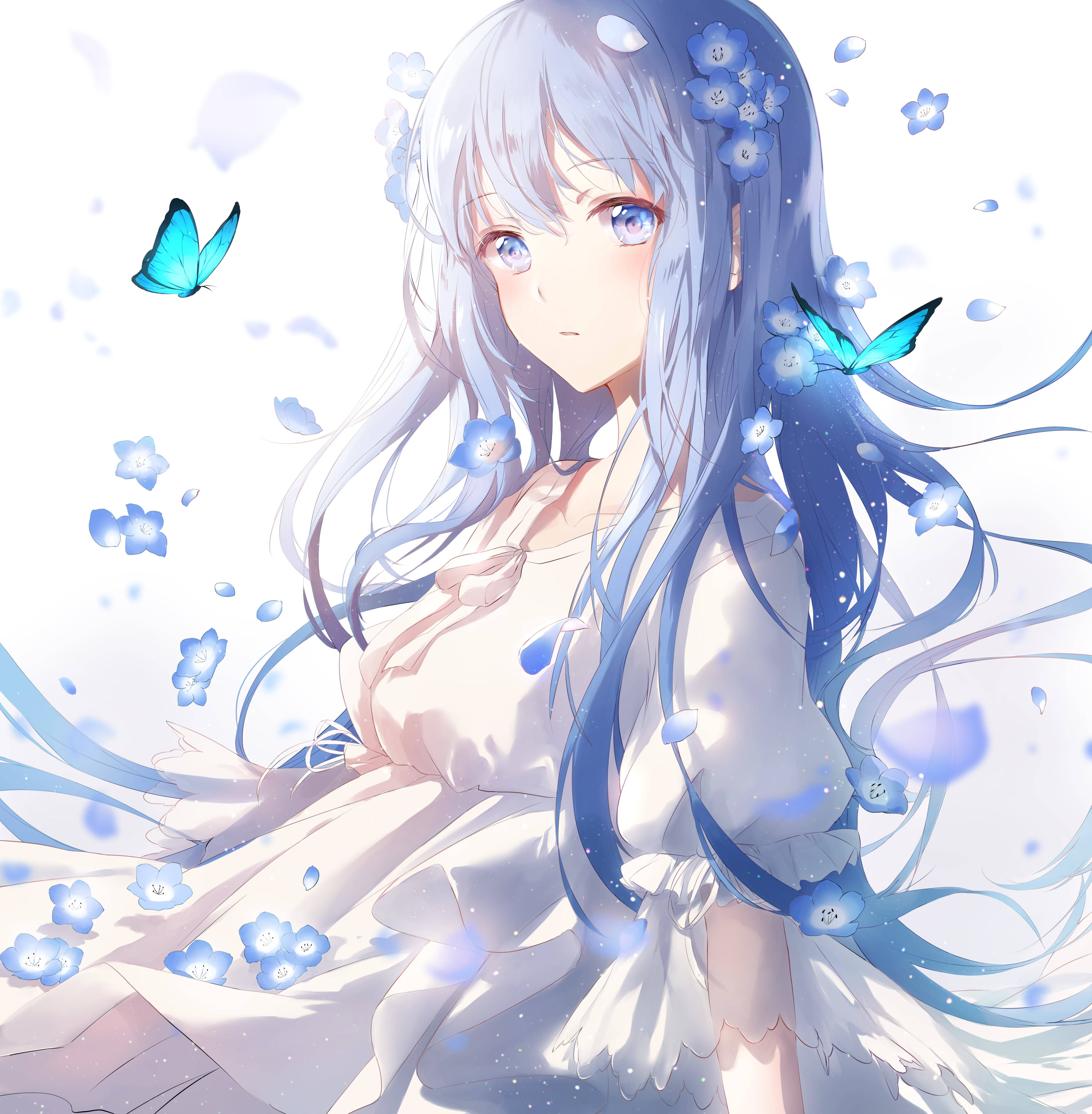 Butterflies 桌布 壁紙 — 一位寧靜的動漫女孩，長長的藍色頭髮上裝飾著藍色花朵和蝴蝶，在柔和的光芒中輕輕漂浮。