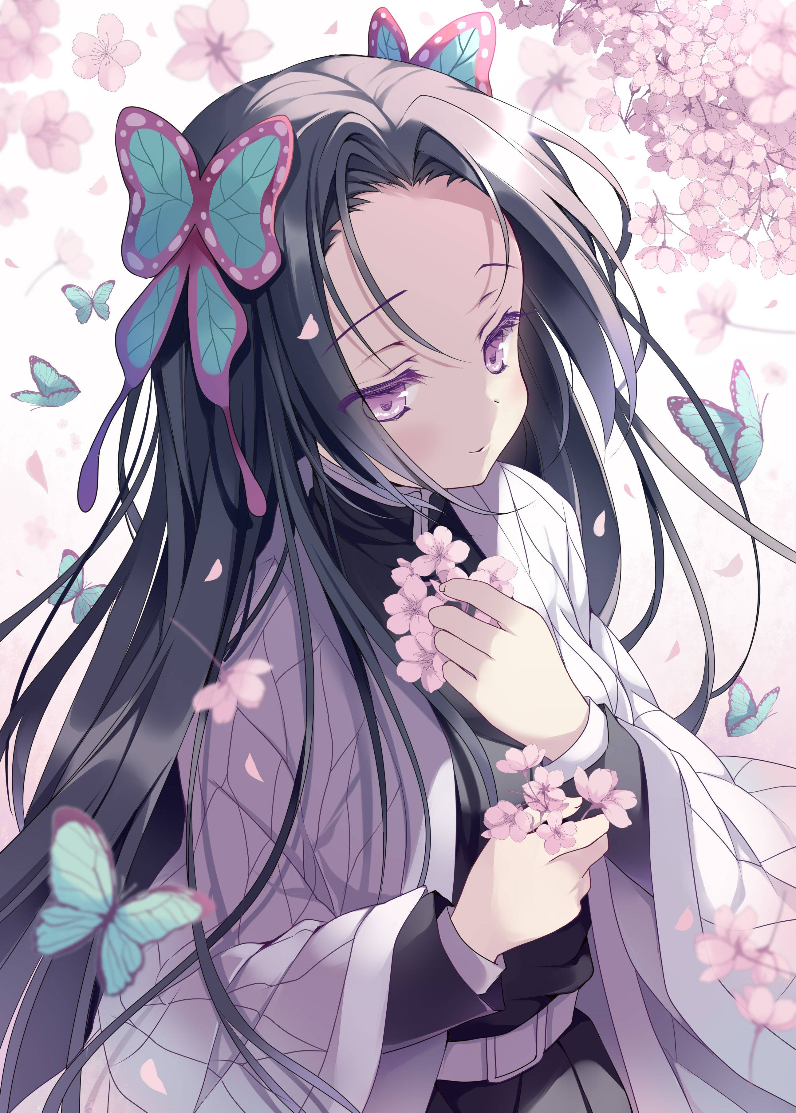kanae kocho 桌布 壁紙 — 一位寧靜的動漫女孩，長長的黑髮和蝴蝶髮夾，輕輕地捧著櫻花，柔軟的粉紅色花瓣和藍色蝴蝶在她周圍飛舞。