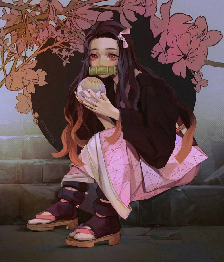 鬼滅之刃 禰豆子 桌布 壁紙 — 一位寧靜的動漫女孩，長長的黑髮和紅色的眼睛，坐在粉紅色的櫻花下，手持發光球體。