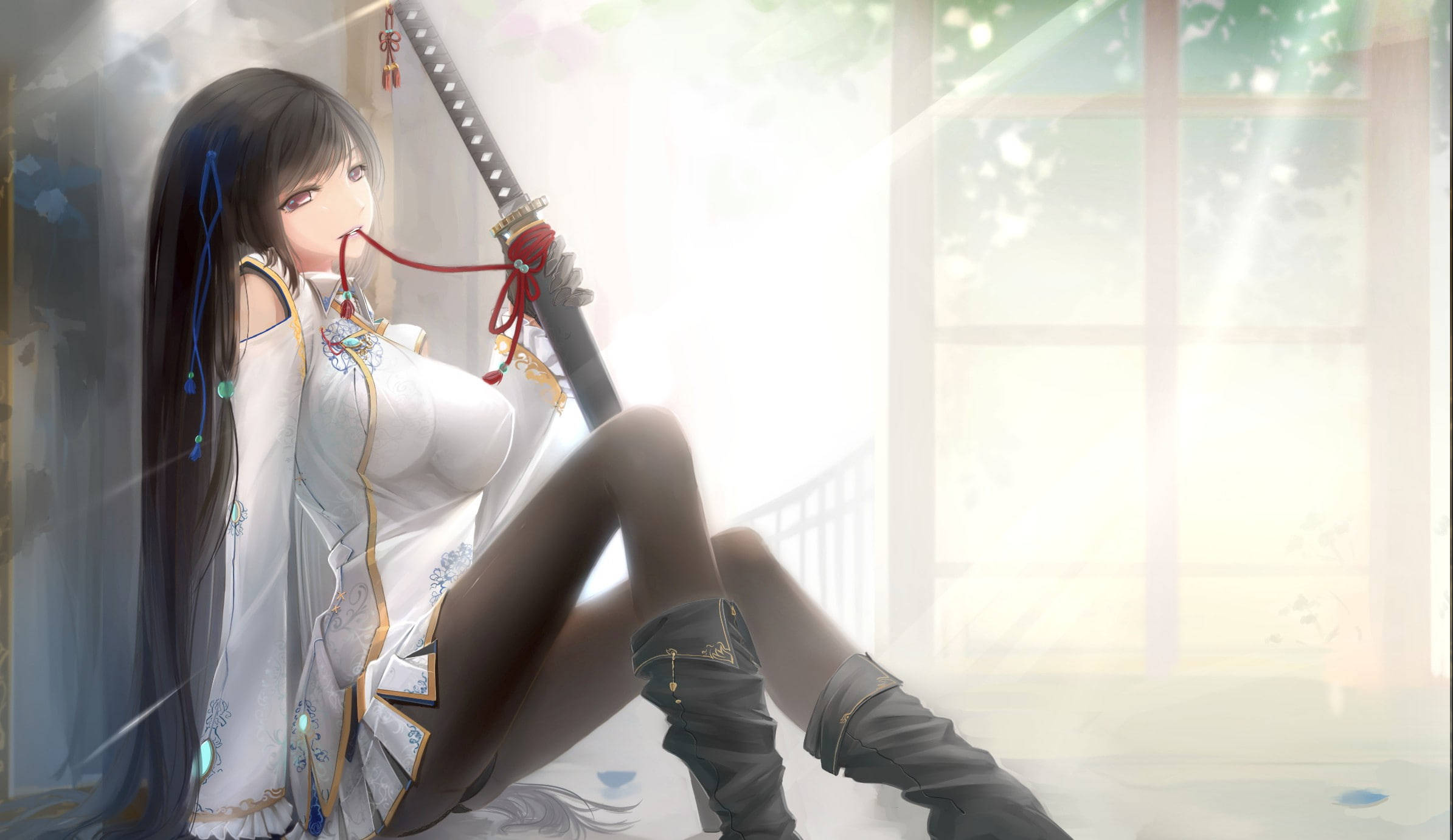 Sexy Anime 桌布 壁紙 — 一位寧靜的動漫女孩穿著白色傳統服飾，優雅地坐在陽光照射的窗邊，手持一把武士刀。