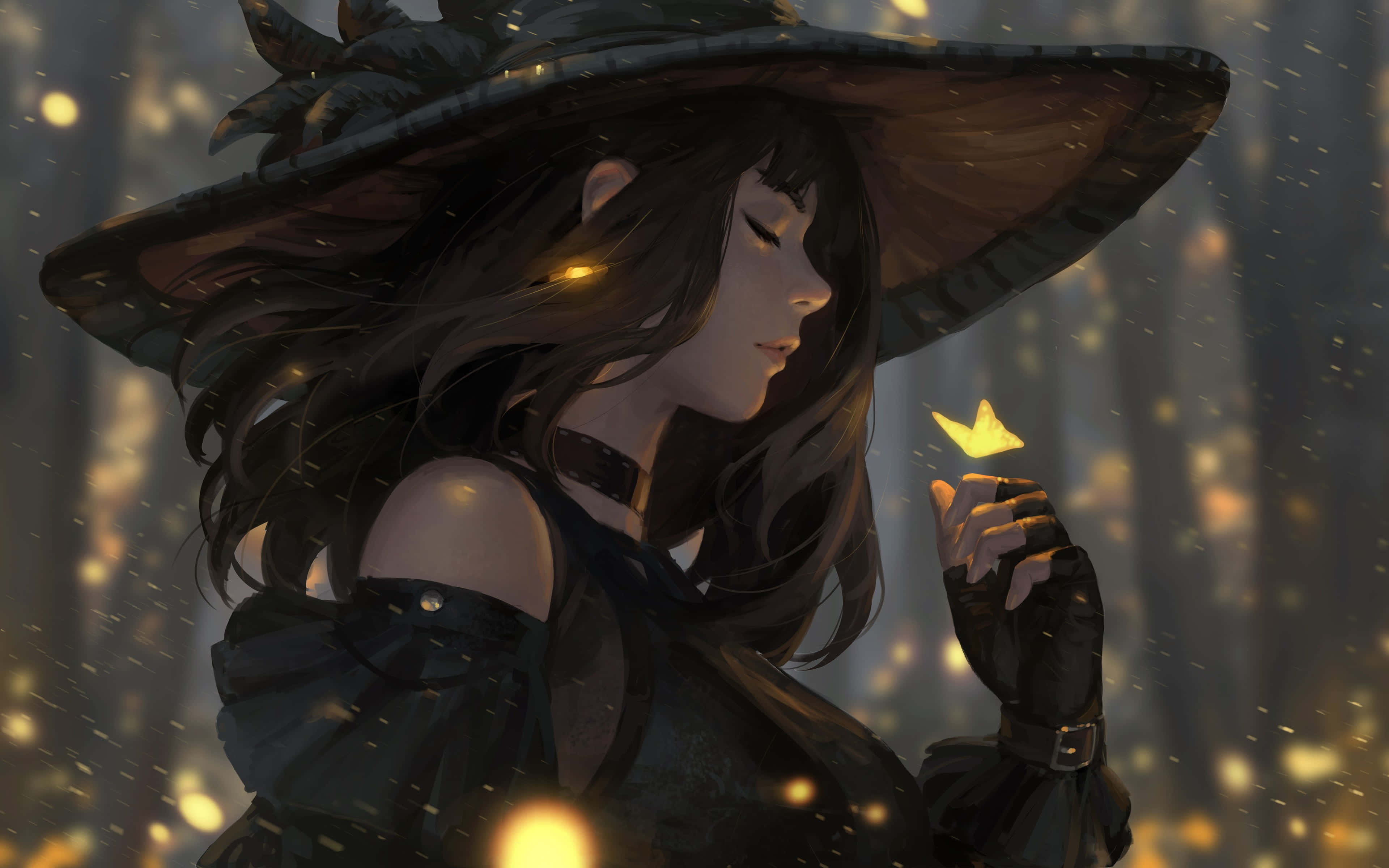 Witching Hour 桌布 壁紙 — 一位寧靜的動漫女巫，長著深色長髮，在迷霧森林中，寬邊帽下輕輕捧著一隻發光的螢火蟲。