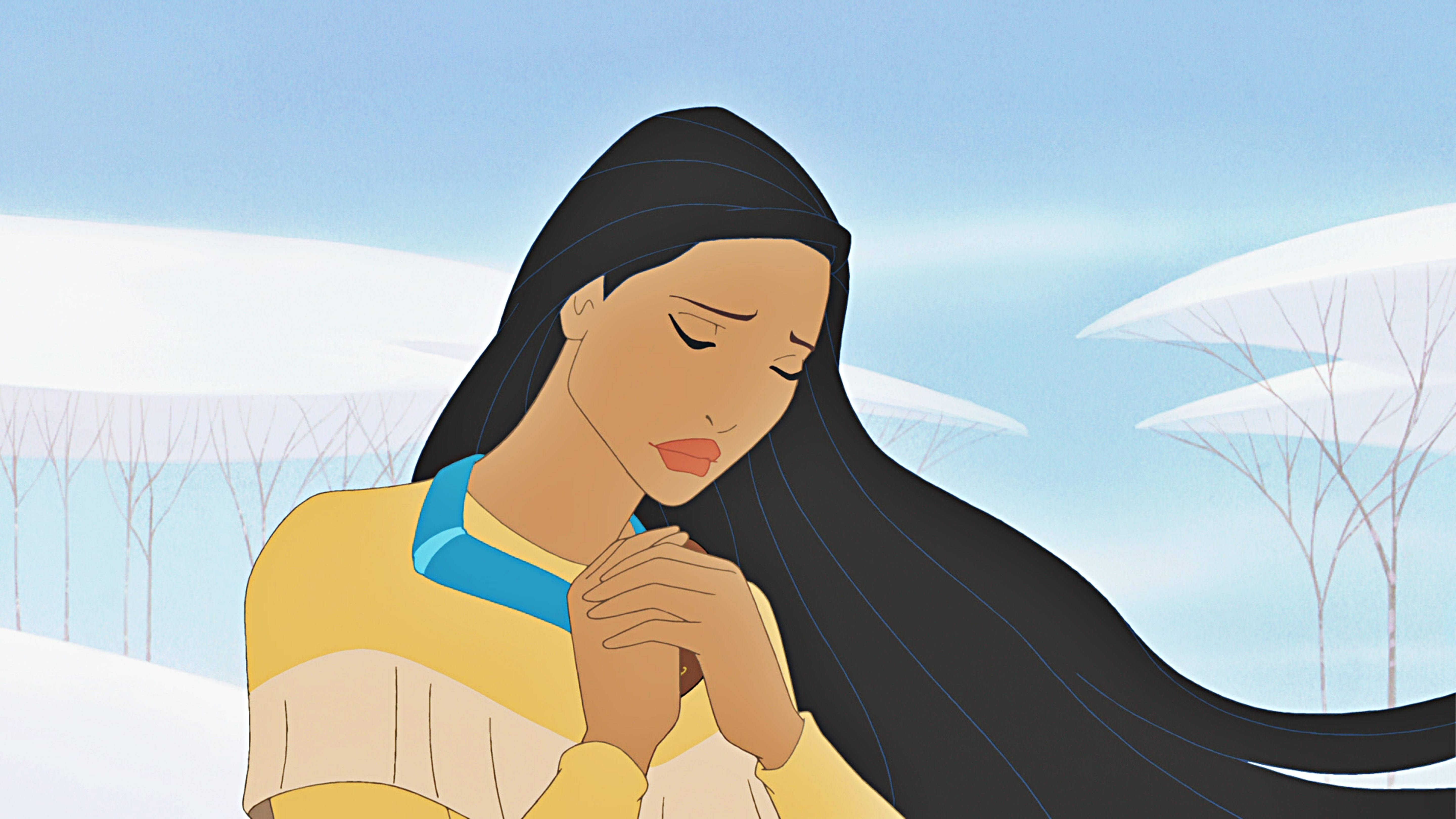 Pocahontas 桌布 壁紙 — 一位寧靜的動畫女子，長長的黑髮，在晴朗的藍天下，在白雪皚皚的冬季風景中祈禱。