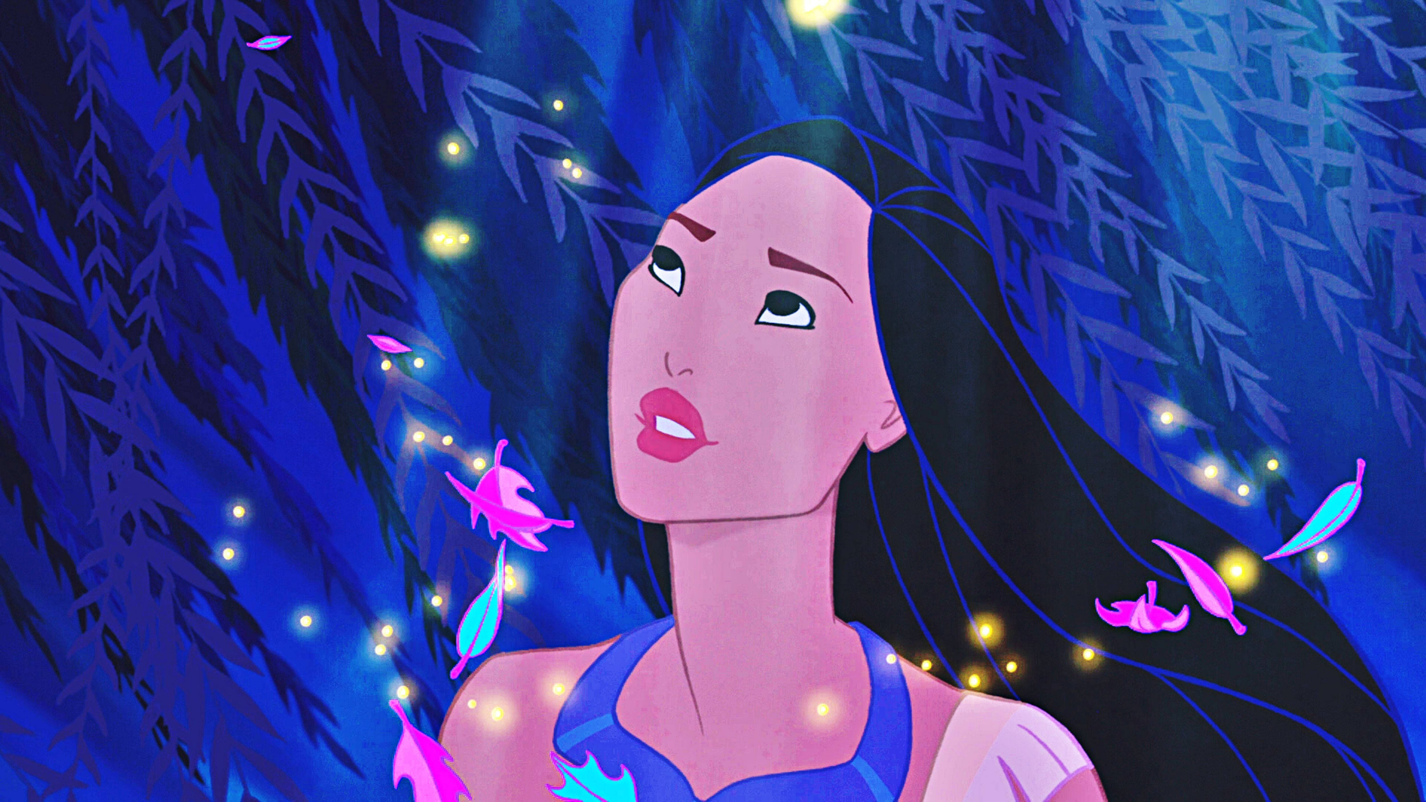 Pocahontas 桌布 壁紙 — 一位寧靜的動畫女子，長長的黑髮向上凝視，發光的螢火蟲和彩色羽毛飄過深藍色的森林樹冠。