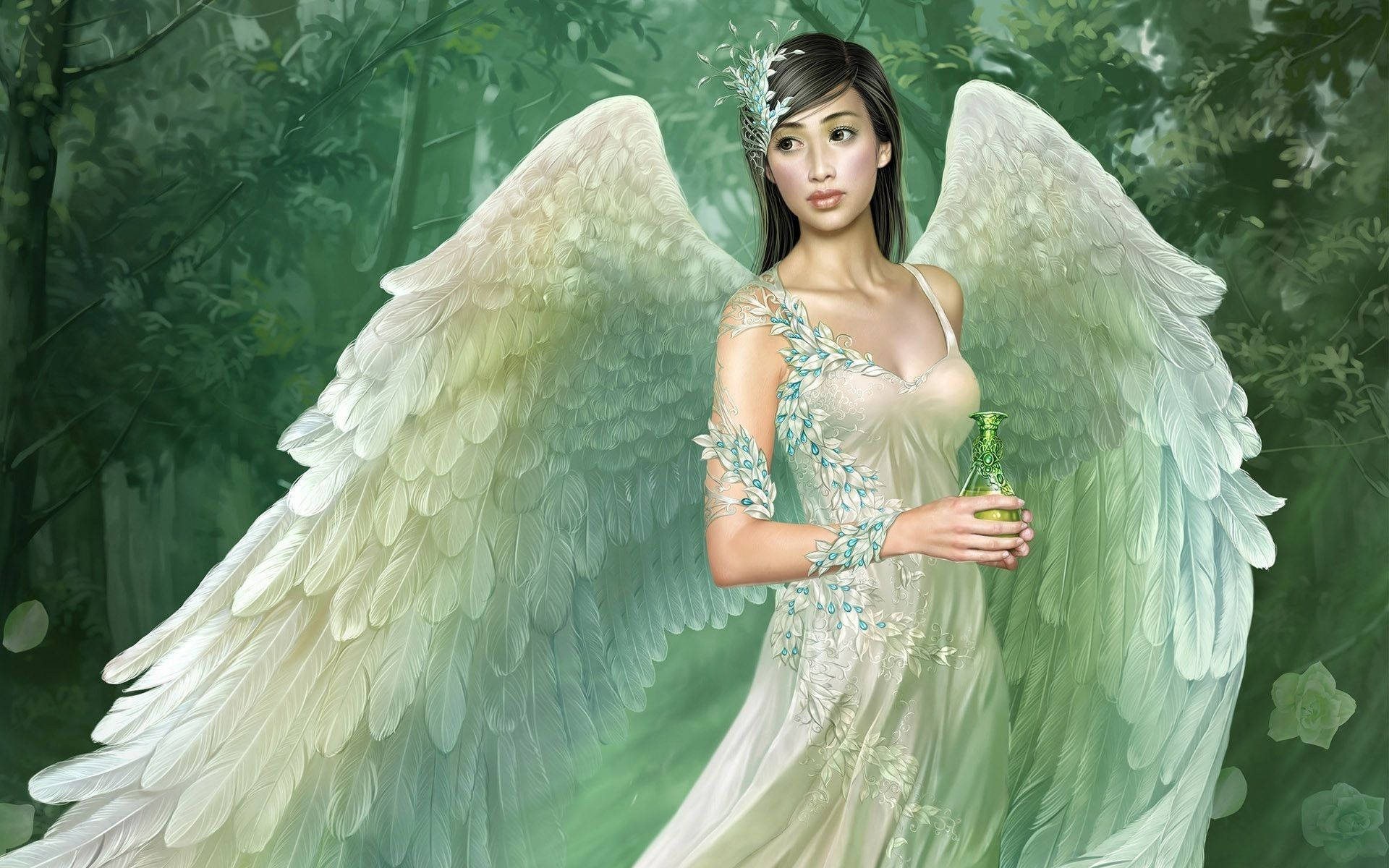 美女 桌布 壁紙 — 一位寧靜的天使，擁有巨大的白色翅膀，站在茂密的綠色森林中，手持一個發光的綠色瓶子。