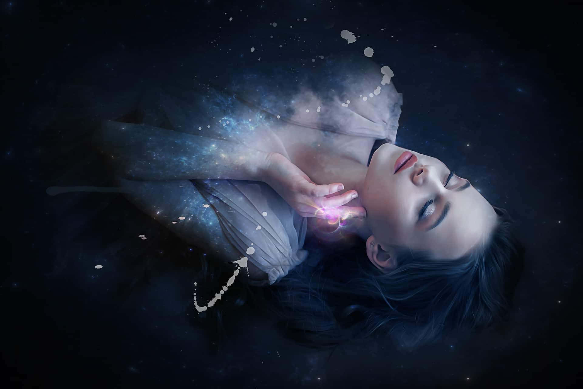 夢幻 桌布 壁紙 — 一位寧靜的女性漂浮在宇宙空間中，星系塵埃圍繞她發光的手旋轉。