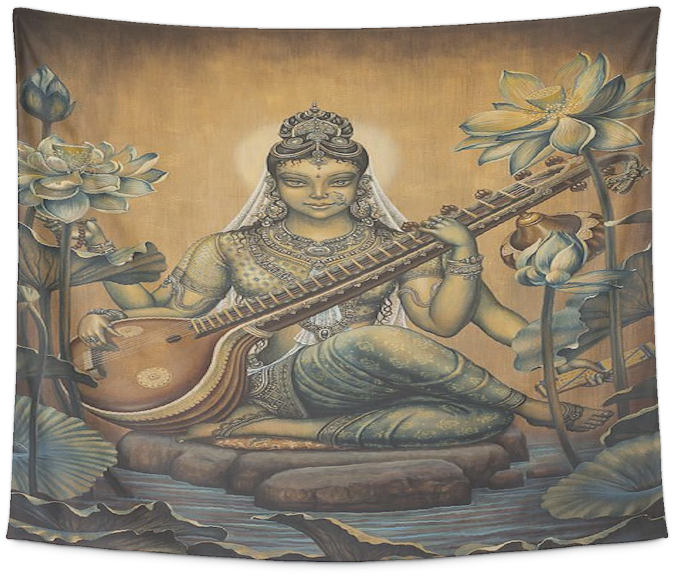 薩拉斯瓦蒂 桌布 壁紙 — 一位寧靜的女神盤腿坐在水中的石頭上，在金色天空下被盛開的蓮花環繞，彈奏著弦樂器。