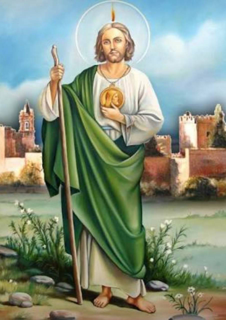 religion 桌布 壁紙 — 一位寧靜的宗教人物帶有光環，手持杖和獎章，旁邊是一條河流，背景有古老的石建築。