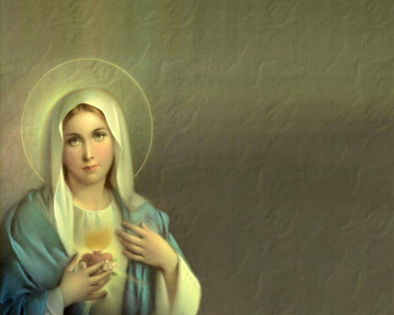 Catholic 桌布 壁紙 — 一位寧靜的宗教人物帶著發光的光環，溫柔地懷抱著一個光芒四射的心臟，背景是帶有紋理的柔和色調。