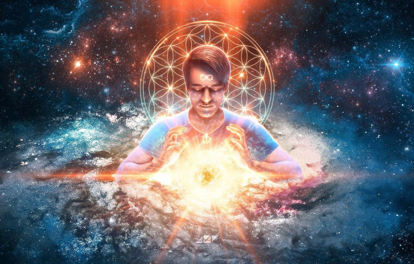Spirituality 桌布 壁紙 — 一位寧靜的男子冥想，發光的手掌懸於宇宙能量球之上，由金色的生命之花環繞，背景是繁星點點的星雲。