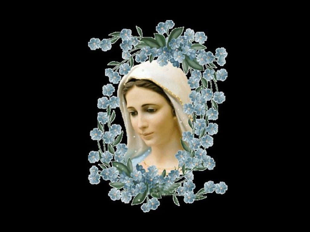Mother Mary 桌布 壁紙 — 一位寧靜的白紗女子，被精緻的藍色勿忘我花環環繞，背景為純黑。