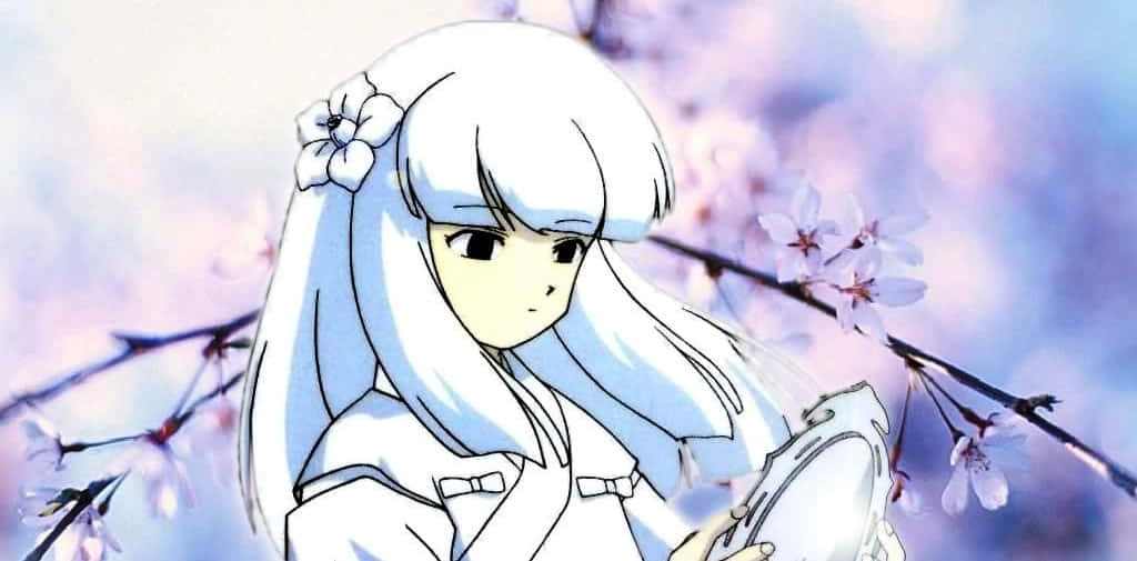Inuyasha Kanna 桌布 壁紙 — 一位寧靜的白髮動漫女孩，戴著花朵髮夾，在柔和的粉紅櫻花下拿著鏡子。