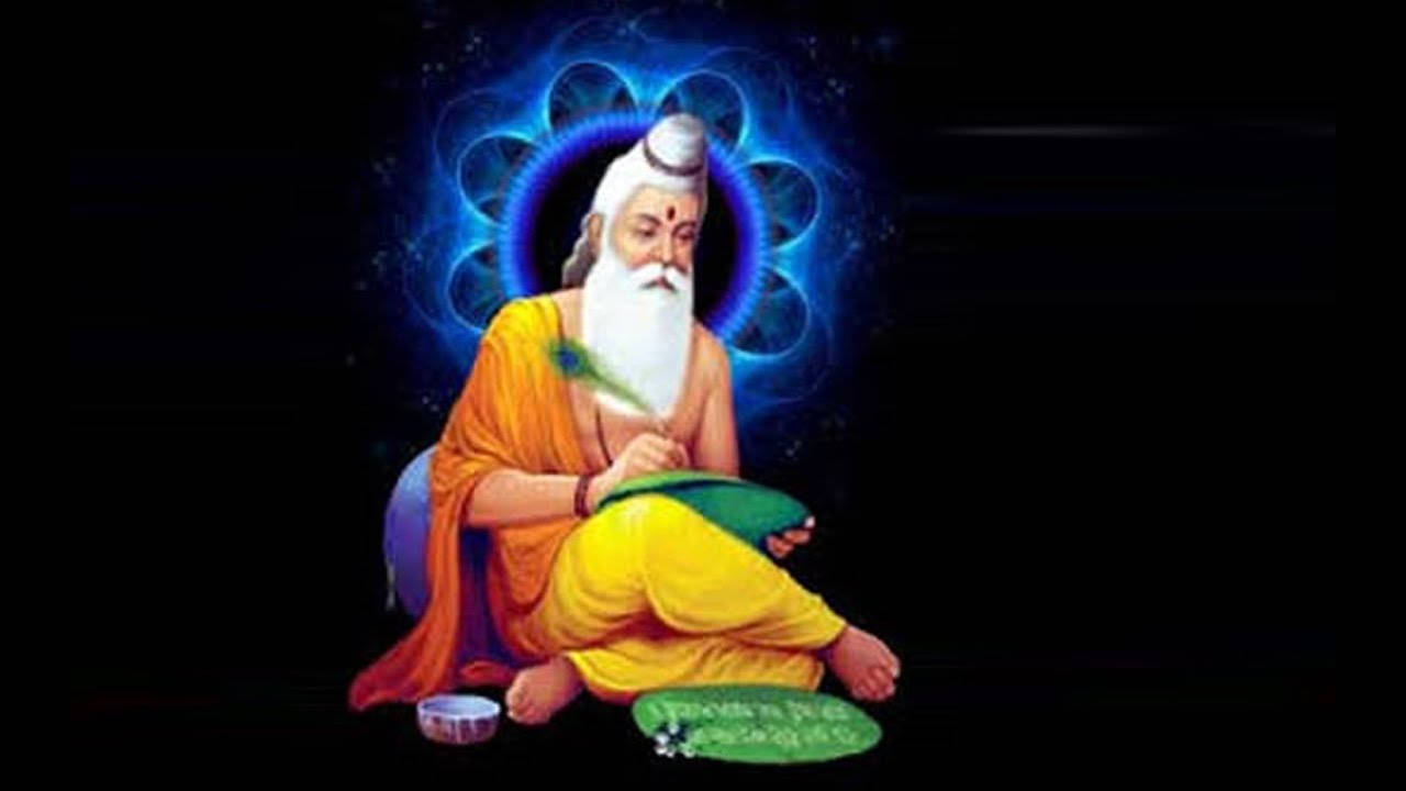 guru nanak dev ji 桌布 壁紙 — 一位寧靜的白鬚聖人盤腿而坐，身穿鮮豔的橙色長袍，背景是宇宙藍色光環。