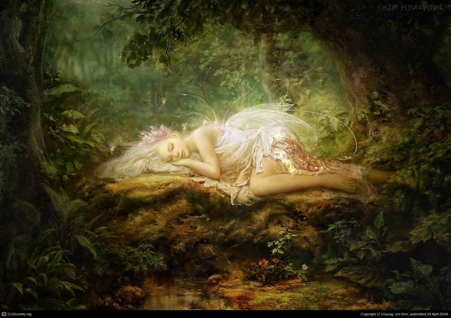 Fairy Grunge 桌布 壁紙 — 一位寧靜的精靈，擁有飄逸的白髮，在長滿苔蘚的森林地面上安詳地休息，周圍環繞著茂密的綠植和柔和的金色光芒。