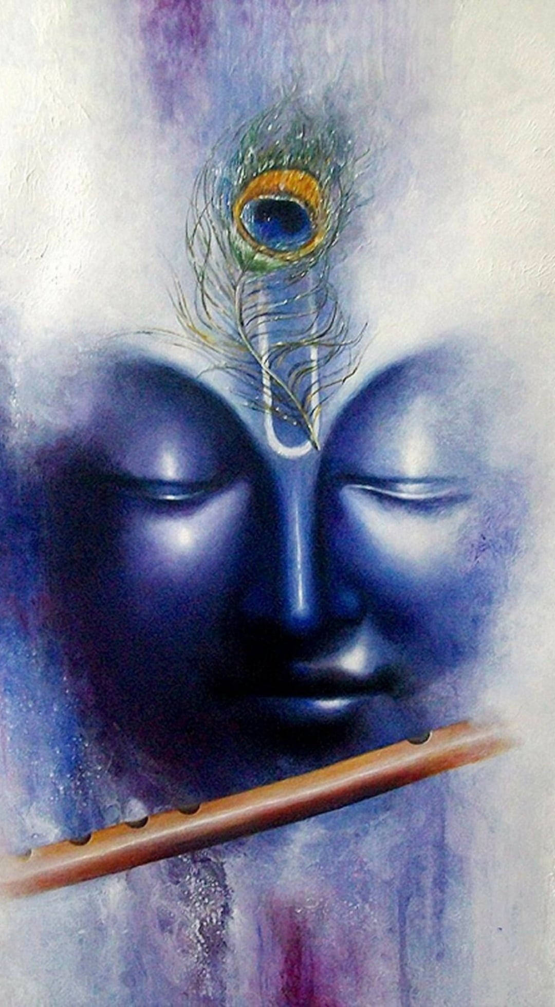 krishna iPhone 桌布 壁紙 — 一位寧靜的藍皮膚神祇，閉著眼睛，頭頂有一根孔雀羽毛，在柔和的紫色和白色背景前拿著一支笛子。