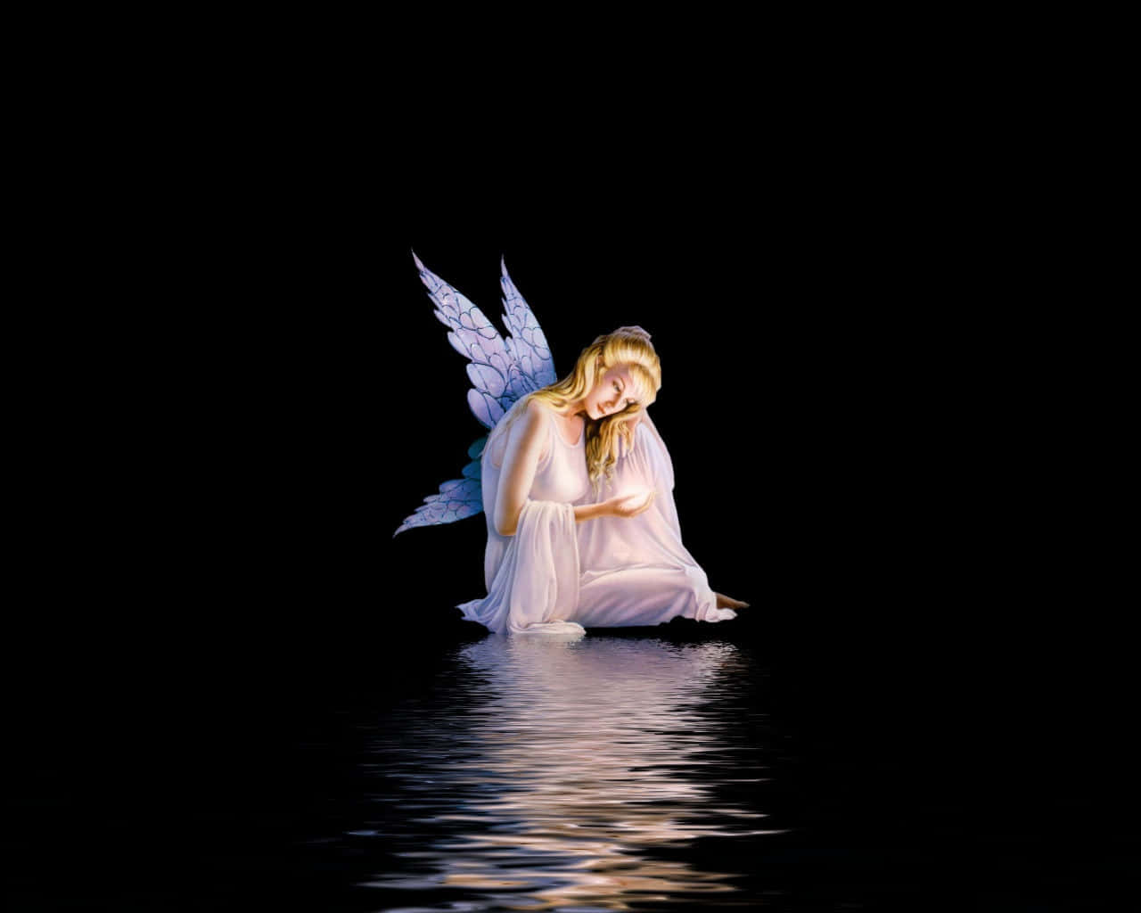 angels 桌布 壁紙 — 一位寧靜的藍翼仙子跪在黑暗的水中，手持發光球體，面對黑色虛空。
