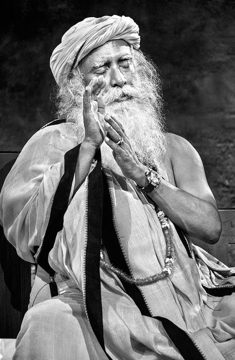 Meditation 桌布 壁紙 — 一位寧靜的長者，留著長長的白鬍子，戴著頭巾，雙手合十祈禱，以引人注目的黑白影像捕捉。