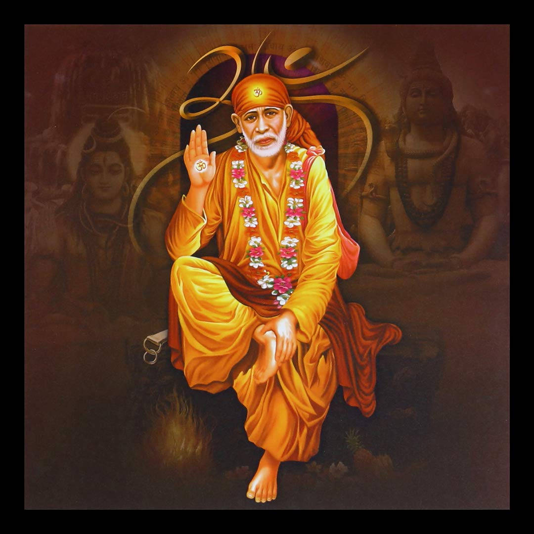 一位身著金色長袍的靈性導師盤腿而坐，舉手祝福。 — Sai Baba 高畫質壁紙 壁紙