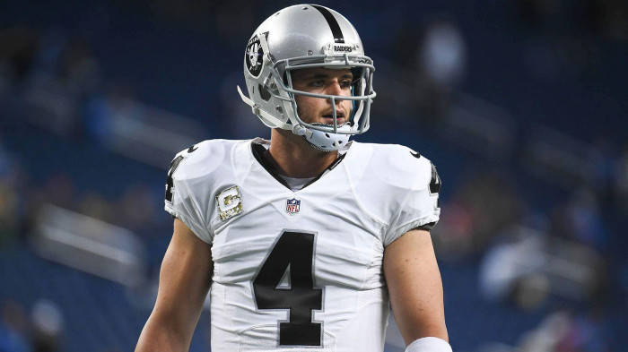NFL四分衛在夜間足球場上穿著Raiders球衣4號。 — 突襲者 GIF 壁紙