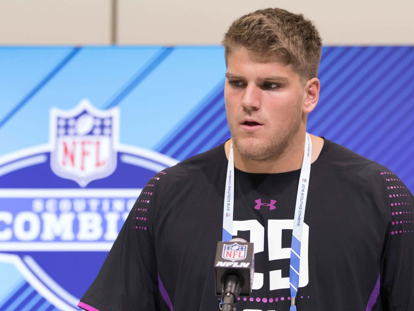 NFL 美式足球 桌布 壁紙 — 一位專注的NFL球員在Scouting Combine發言，身穿黑色Under Armour球衣，號碼29。