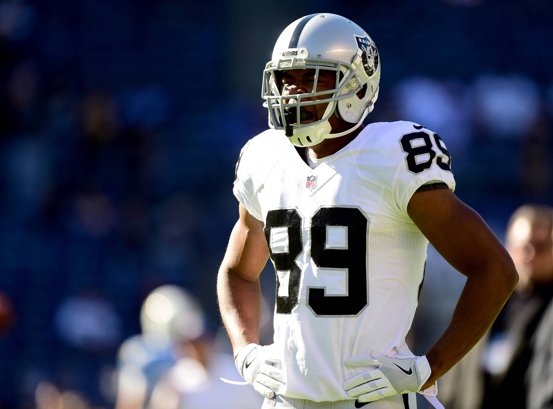 身穿Raiders球衣號碼89的NFL足球員站在球場上 — 突襲者 GIF 壁紙