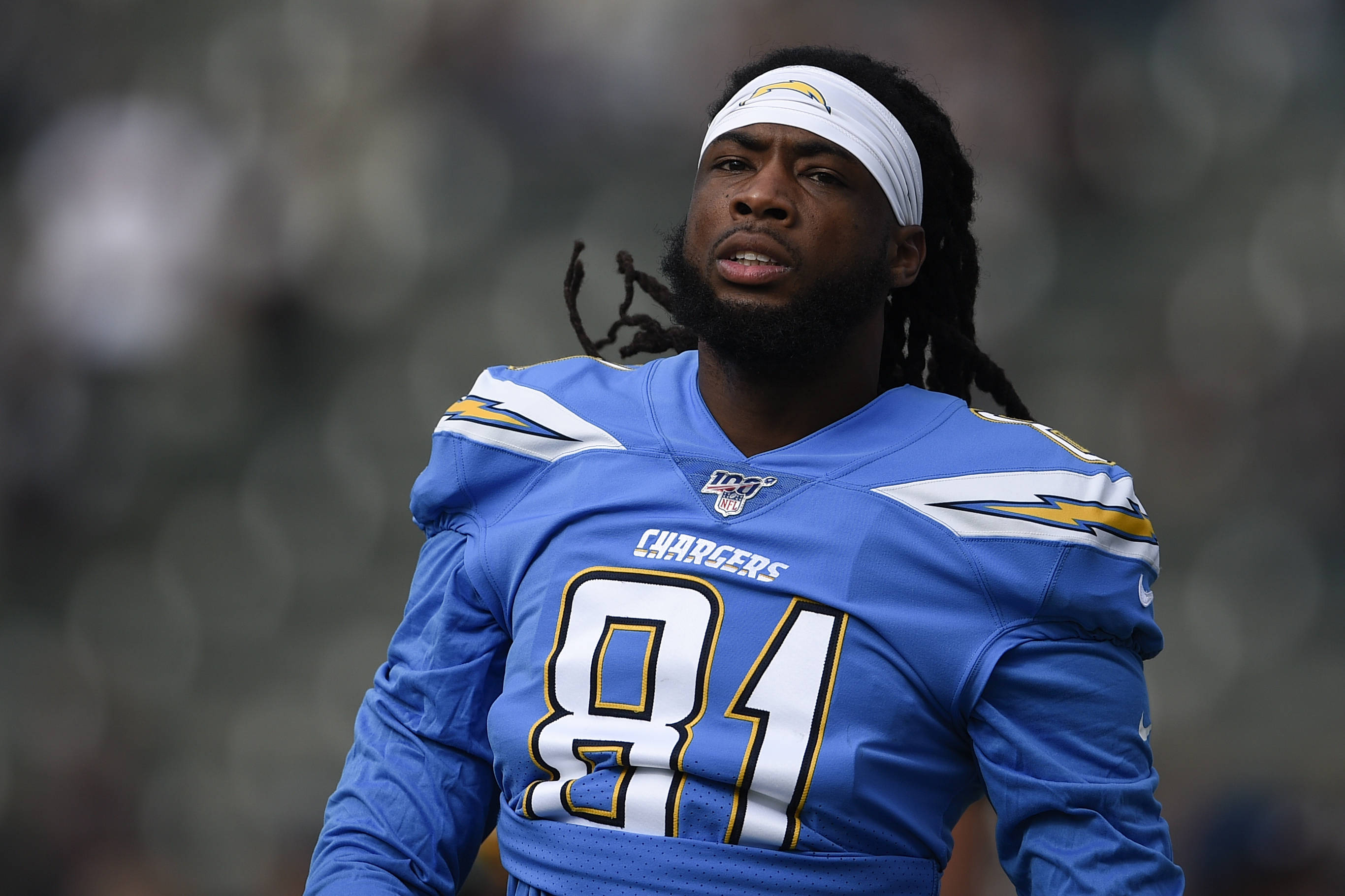 運動 桌布 壁紙 — 一位專注的NFL球員身穿藍色Chargers球衣，號碼81，在比賽期間站在場上。