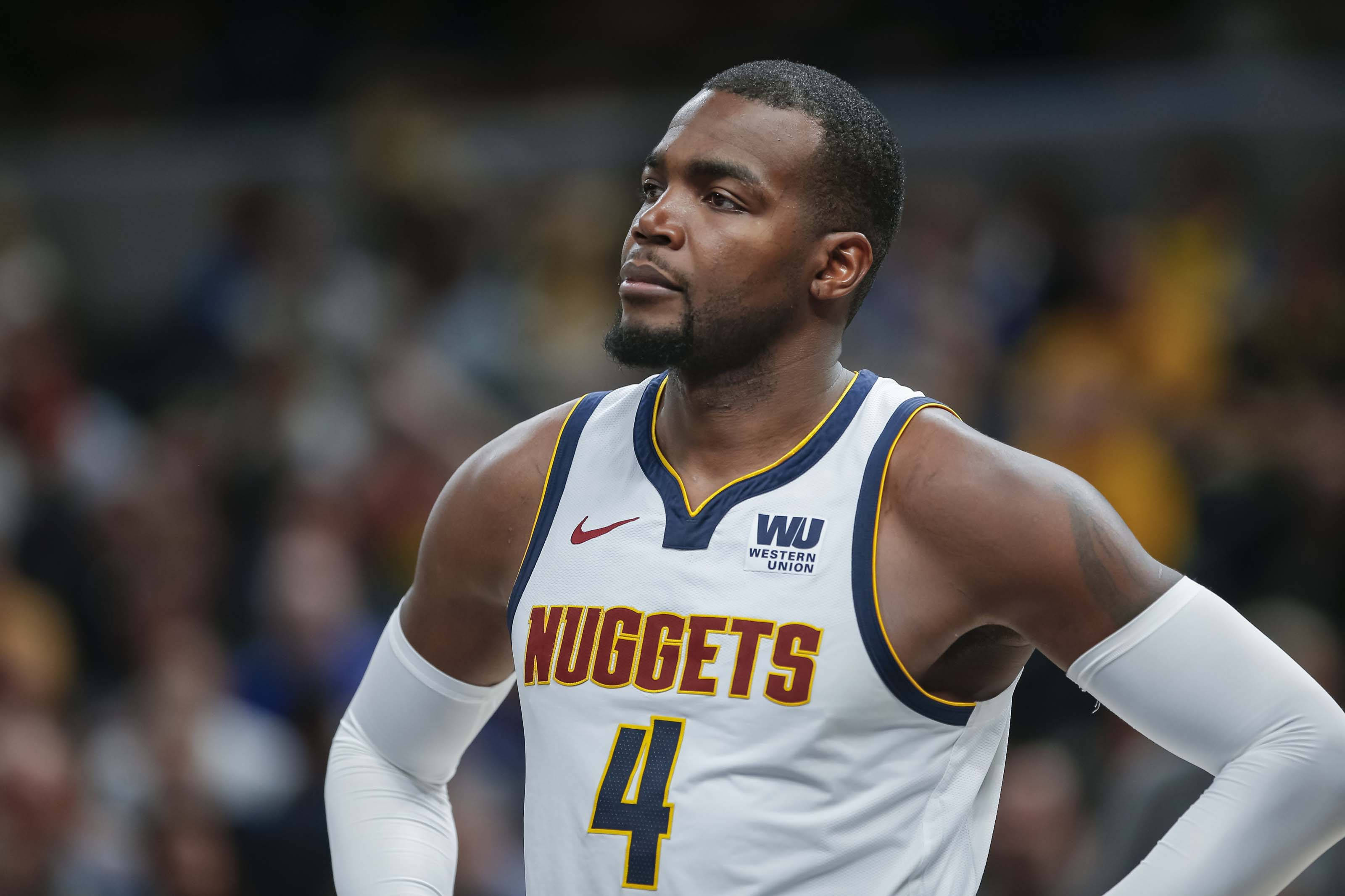 paul millsap 桌布 壁紙 — 一位專注的丹佛金塊籃球運動員，身穿白色四號球衣，在比賽中雙手叉腰站立。
