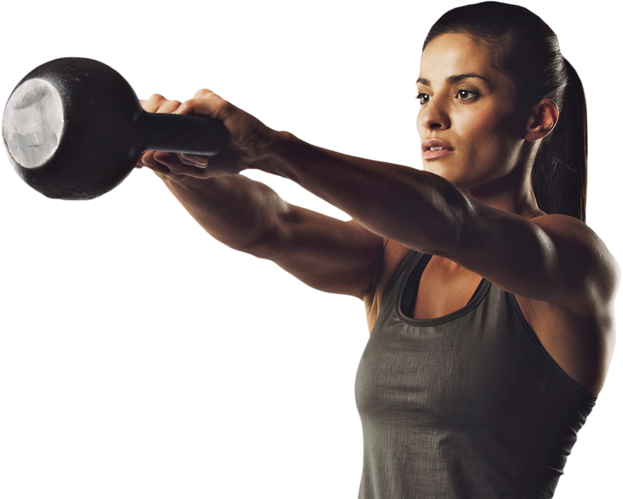 Fitness 桌布 壁紙 — 一位專注的女性穿著灰色背心，在黑色背景下舉起黑色壺鈴。