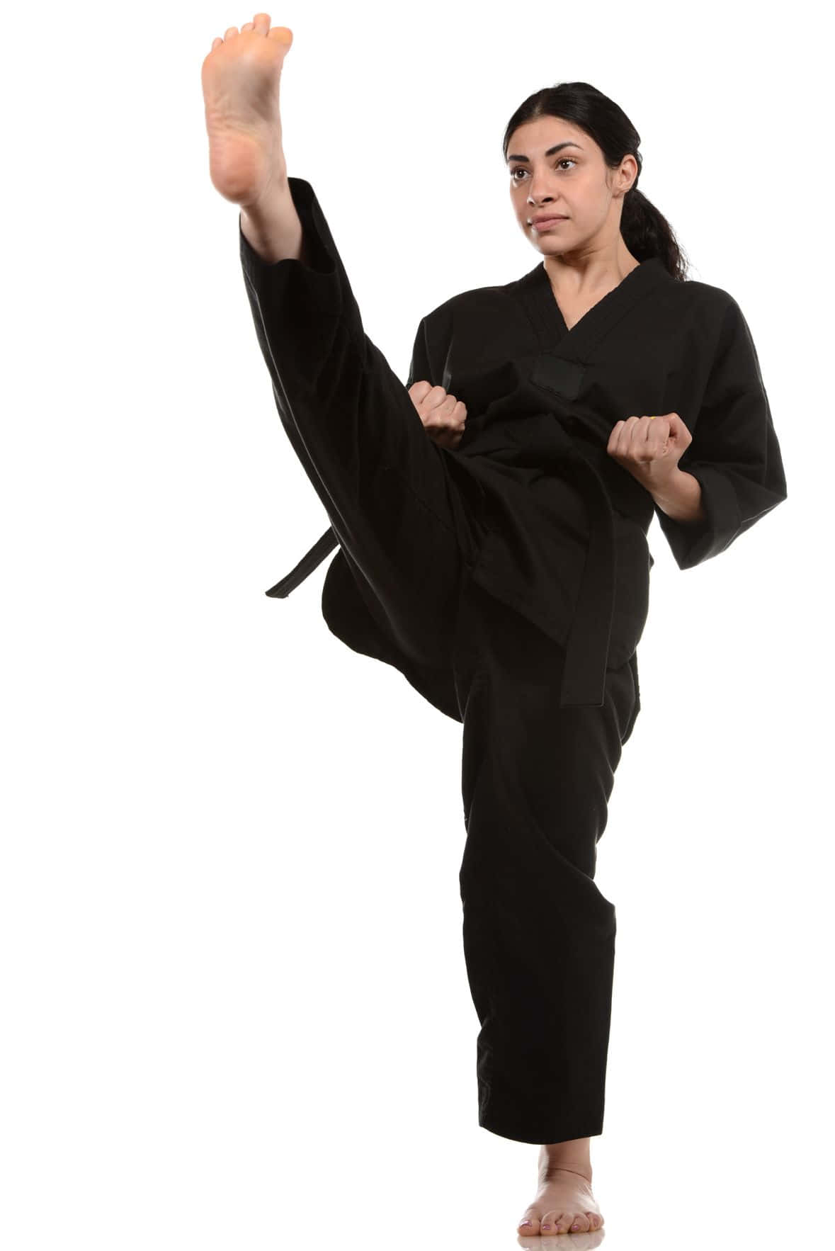 Martial Arts Uniform 桌布 壁紙 — 一位專注的女性穿著黑色武術制服，在純白背景前執行高踢腿動作。