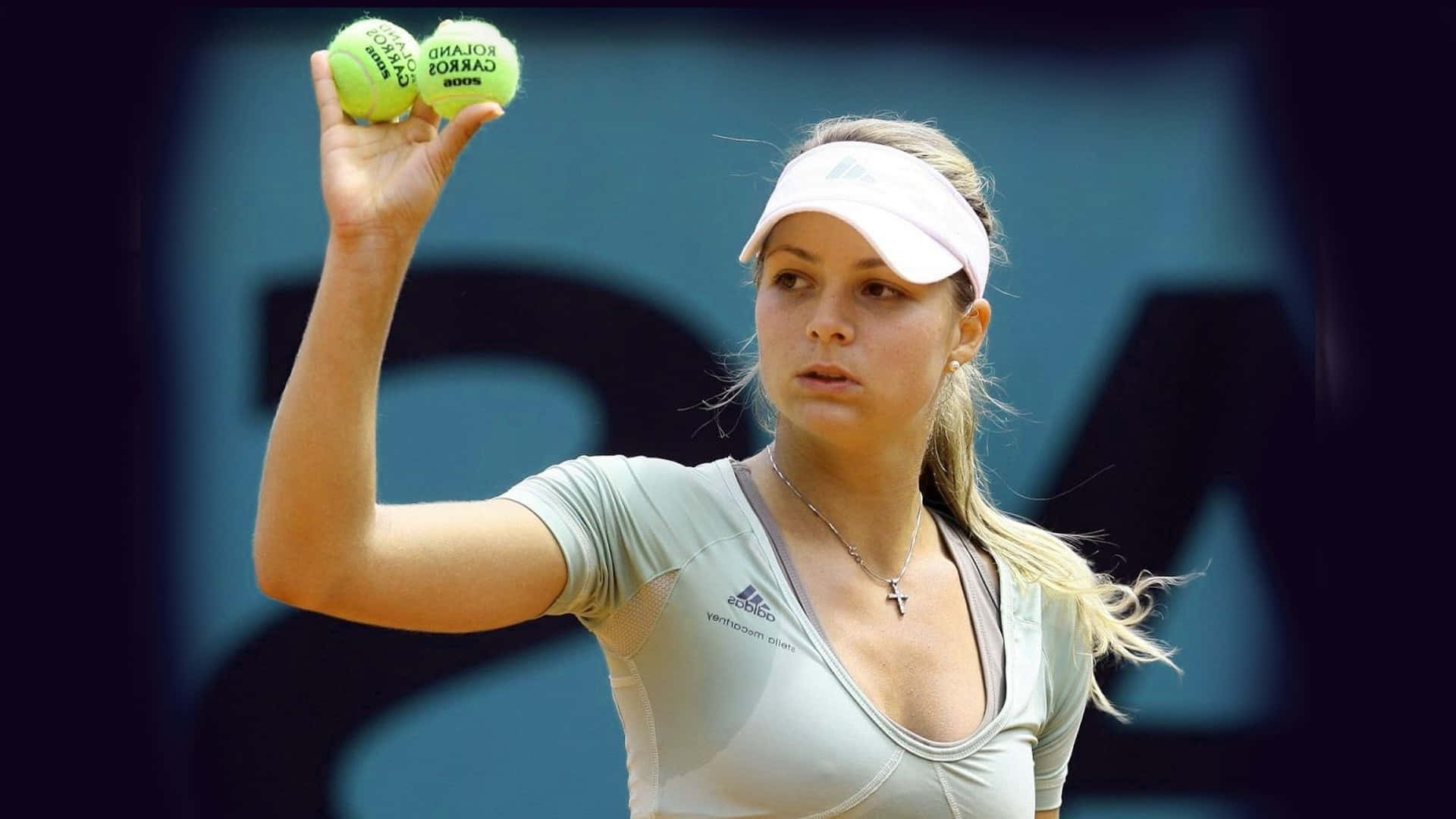 HD Tennis 桌布 壁紙 — 一位專注的女網球運動員在比賽中將兩個亮綠色的球高舉過頭準備發球。