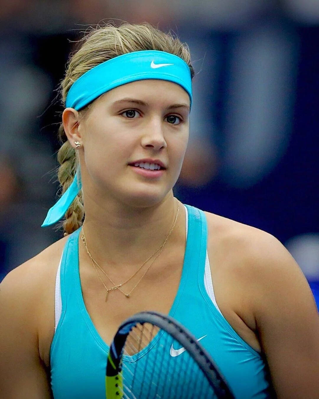 Eugenie Bouchard 桌布 壁紙 — 一位專注的女網球運動員穿著亮藍色Nike服裝，在比賽中握著球拍。