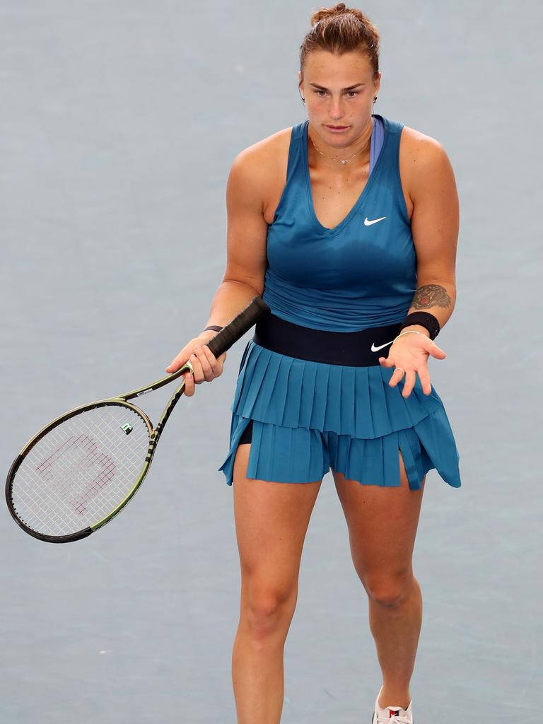 Aryna Sabalenka 桌布 壁紙 — 一位專注的女網球運動員穿著藍色Nike服裝，站在球場上，手握球拍，表情堅定。