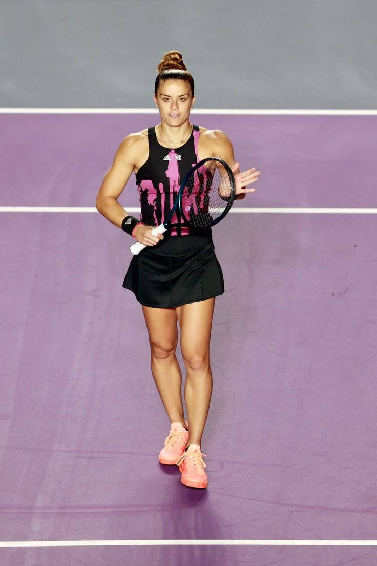 Tennis 桌布 壁紙 — 一位專注的女網球運動員自信地走過充滿活力的紫色球場，手持球拍。