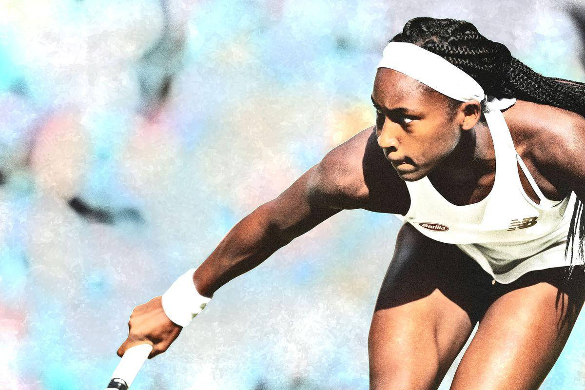 Coco Gauff 桌布 壁紙 — 一位專注的女網球運動員身穿白色裝備，手持球拍向前衝刺，背景模糊多彩。