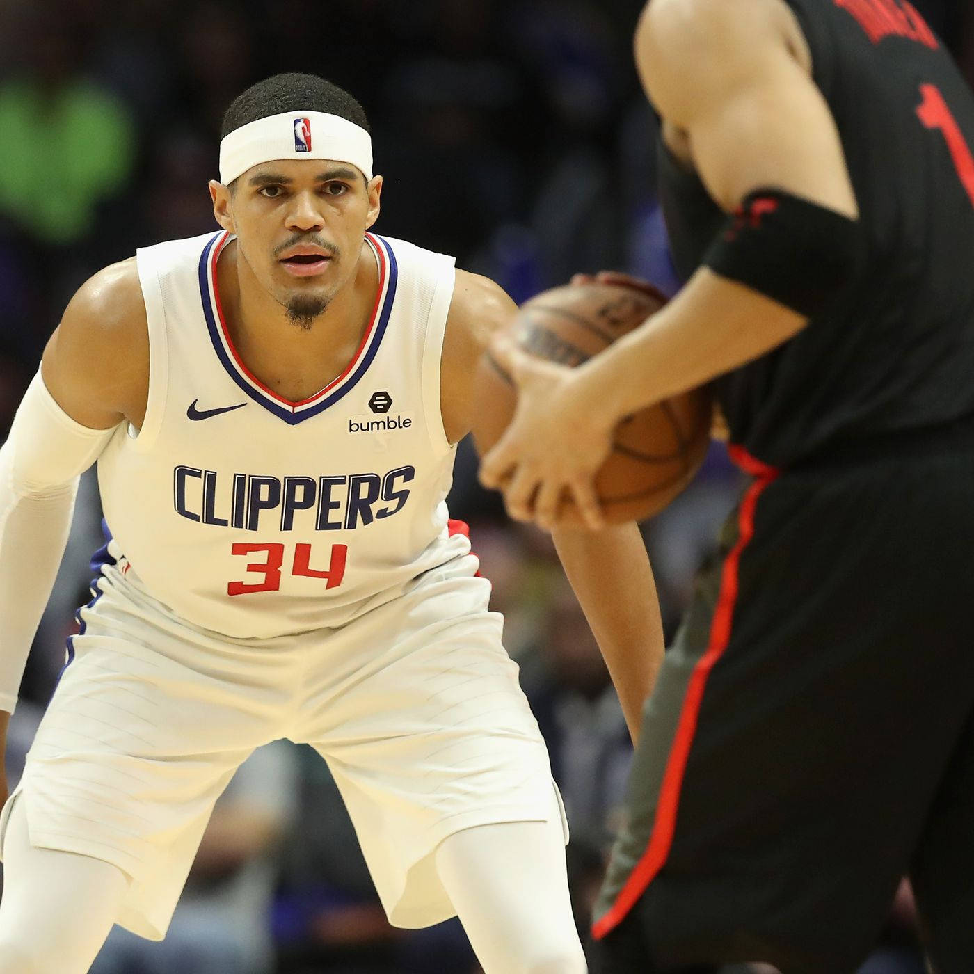 NBA 桌布 壁紙 — 一位專注的快艇籃球運動員，身穿白色34號球衣，在激烈的比賽中防守對手。