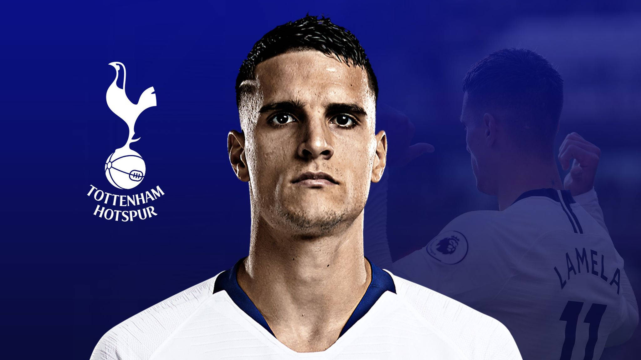 erik lamela 桌布 壁紙 — 一位專注的托特納姆熱刺足球員身穿白色球衣，在深藍色背景上凝視前方，背景有球隊標誌和模糊的隊友剪影。