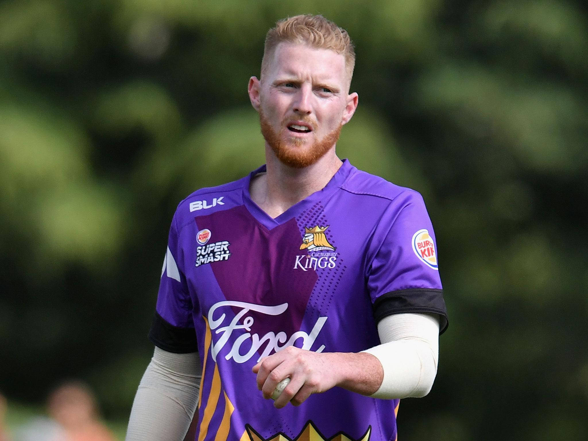 Ben Stokes 桌布 壁紙 — 一位專注的板球運動員穿著紫色Kings球衣，在模糊的綠色背景下握著球。