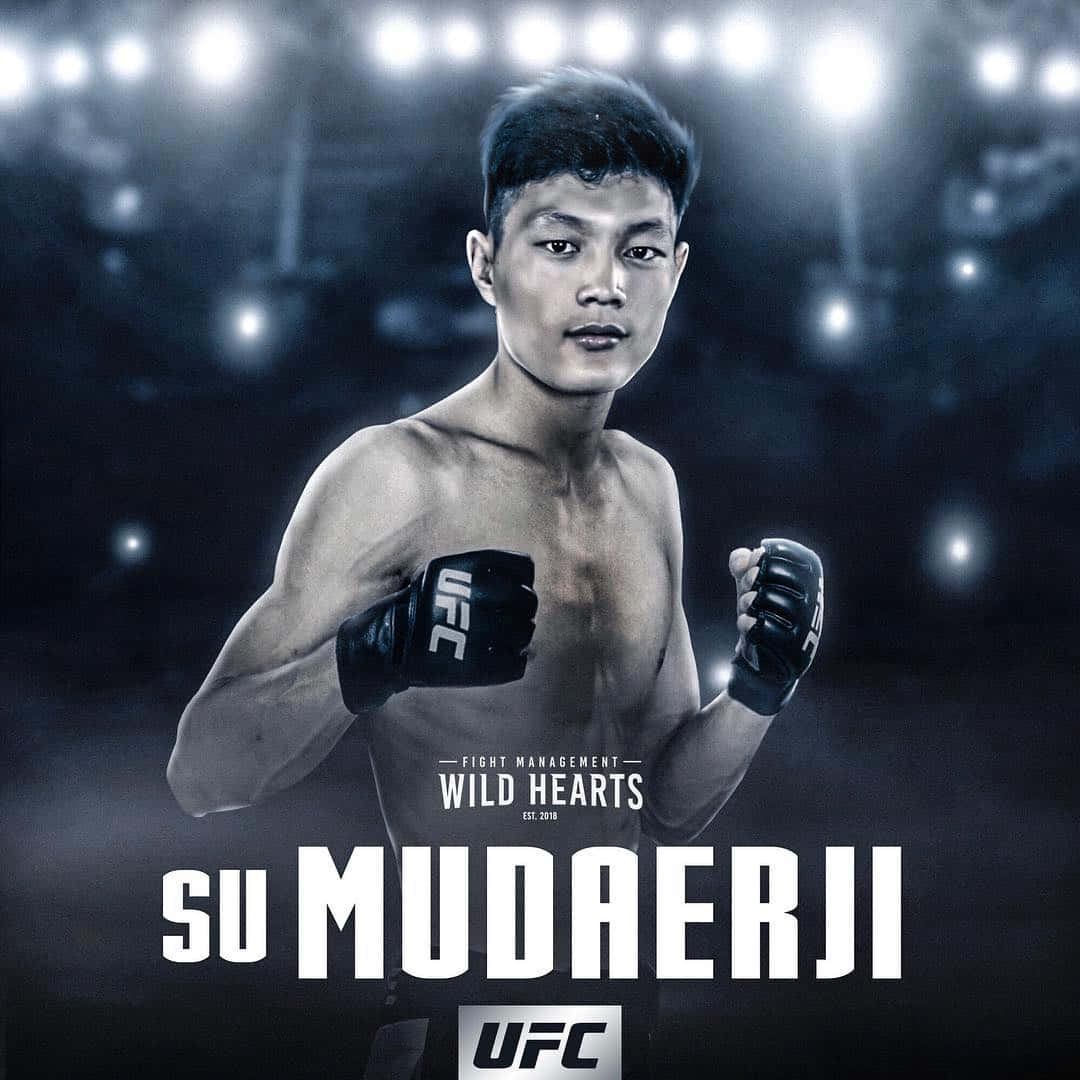 MMA 桌布 壁紙 — 一位專注的混合武術選手戴著黑色手套，在明亮的場館燈光下與「Su Mudaerji」和UFC品牌標誌一同準備就緒。