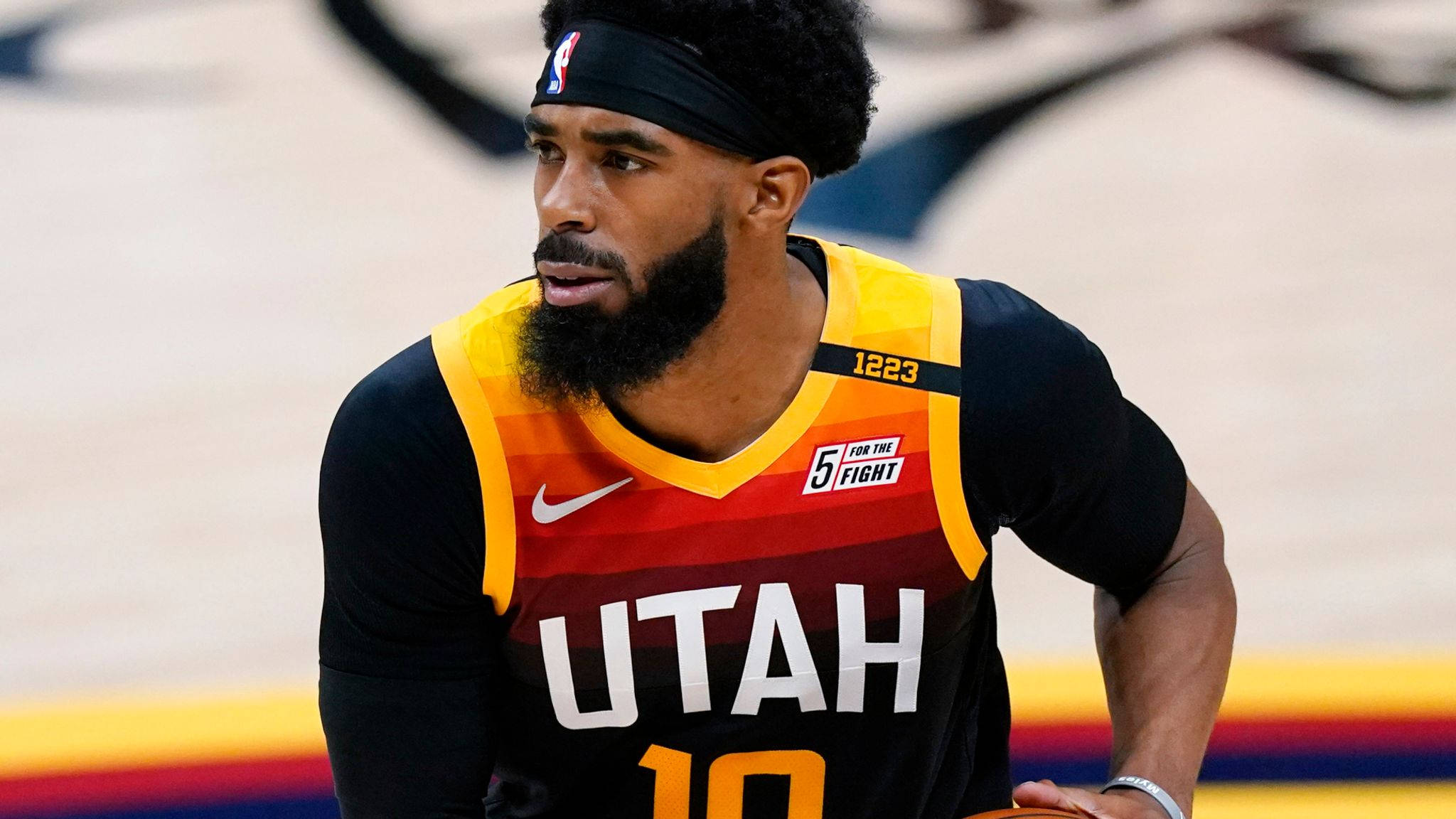 mike conley 桌布 壁紙 — 一位專注的猶他爵士籃球運動員穿著鮮豔的漸層球衣，在球場上持球。