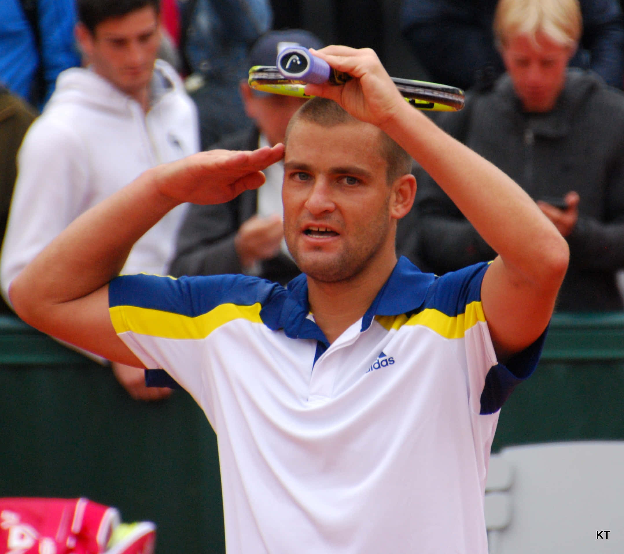Tennis 桌布 壁紙 — 一位專注的男性網球運動員在紅土比賽中將球拍高舉過頭致敬。