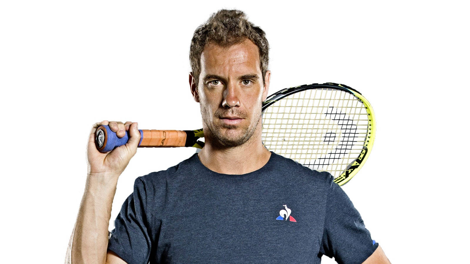Tennis 桌布 壁紙 — 一位專注的男性網球運動員在純白背景下將球拍扛在肩上。
