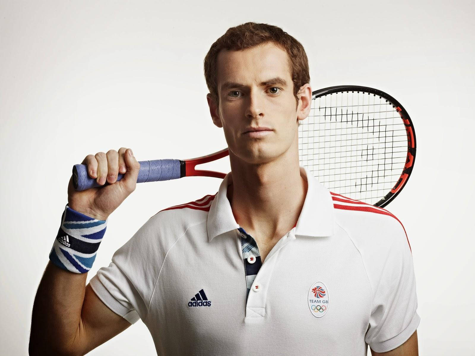 網球 桌布 壁紙 — 一位專注的男性網球運動員身穿白色Team GB Polo衫，在純色背景下將球拍扛在肩上。
