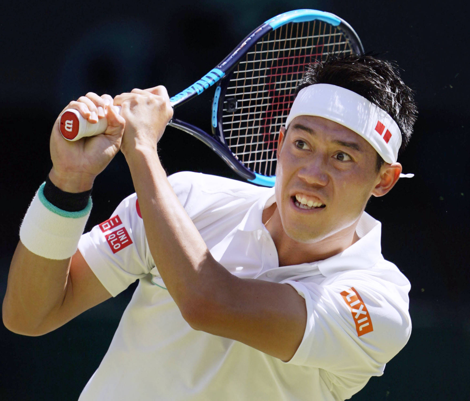 Tennis 桌布 壁紙 — 一位專注的男性網球選手身穿白色裝備，在深色背景下以高度集中力揮動藍色球拍。