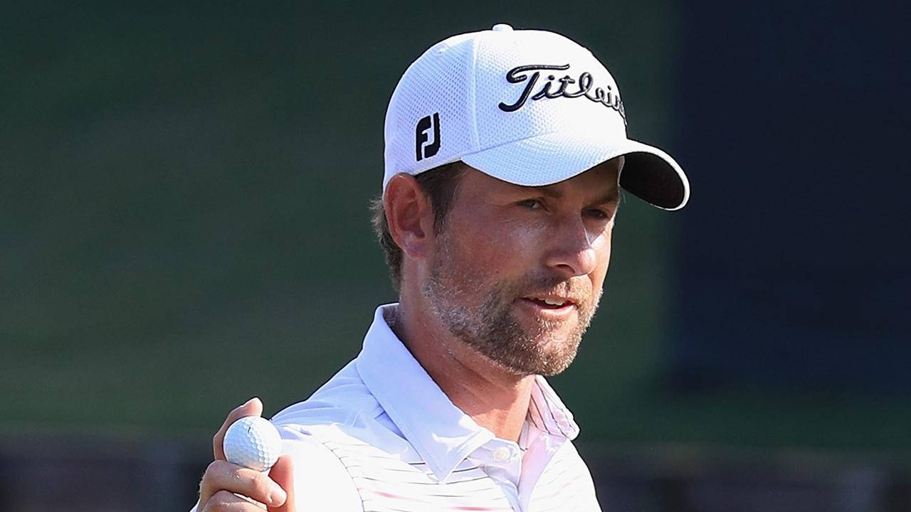 高爾夫 桌布 壁紙 — 一位專注的男性高爾夫球手戴著白色 Titleist 帽子，在模糊的綠色背景下拿著高爾夫球。