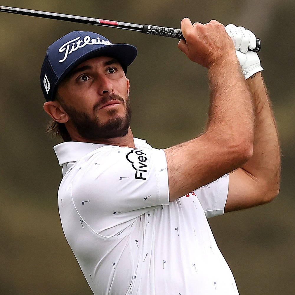 Face 桌布 壁紙 — 一位專注的男性高爾夫球手正在揮桿，戴著藍色 Titleist 帽子和帶有旗幟圖案的白色高爾夫球衫。