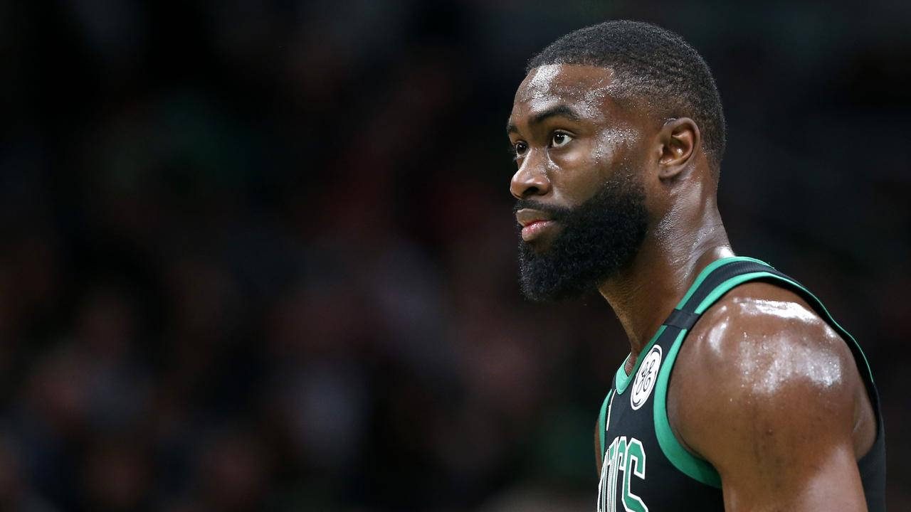 Jaylen Brown 桌布 壁紙 — 一位專注的籃球運動員，留著鬍鬚，汗水在皮膚上閃閃發光，比賽中向前看。