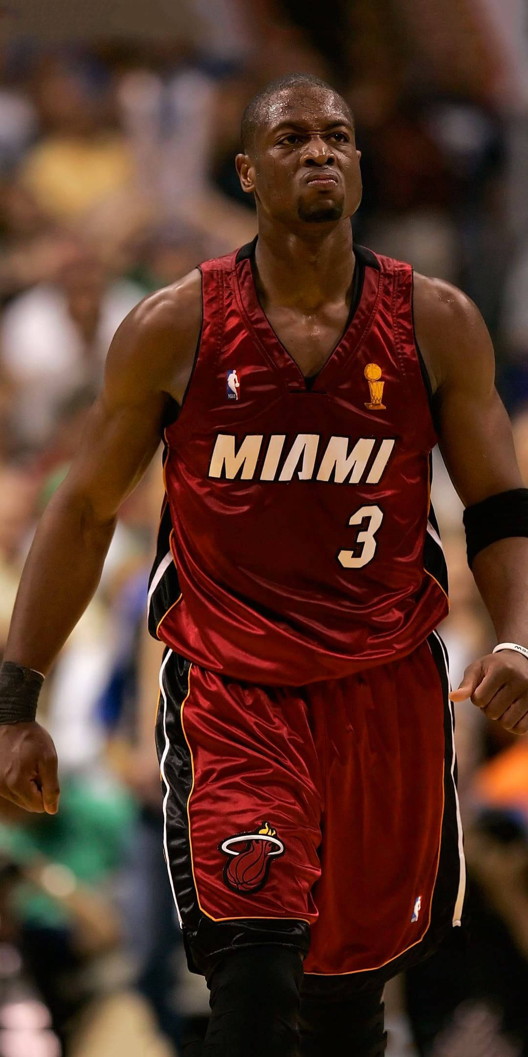 NBA 桌布 壁紙 — 一位專注的籃球運動員，身穿紅色邁阿密熱火隊3號球衣，在明亮的場館燈光下於比賽中向前邁進。