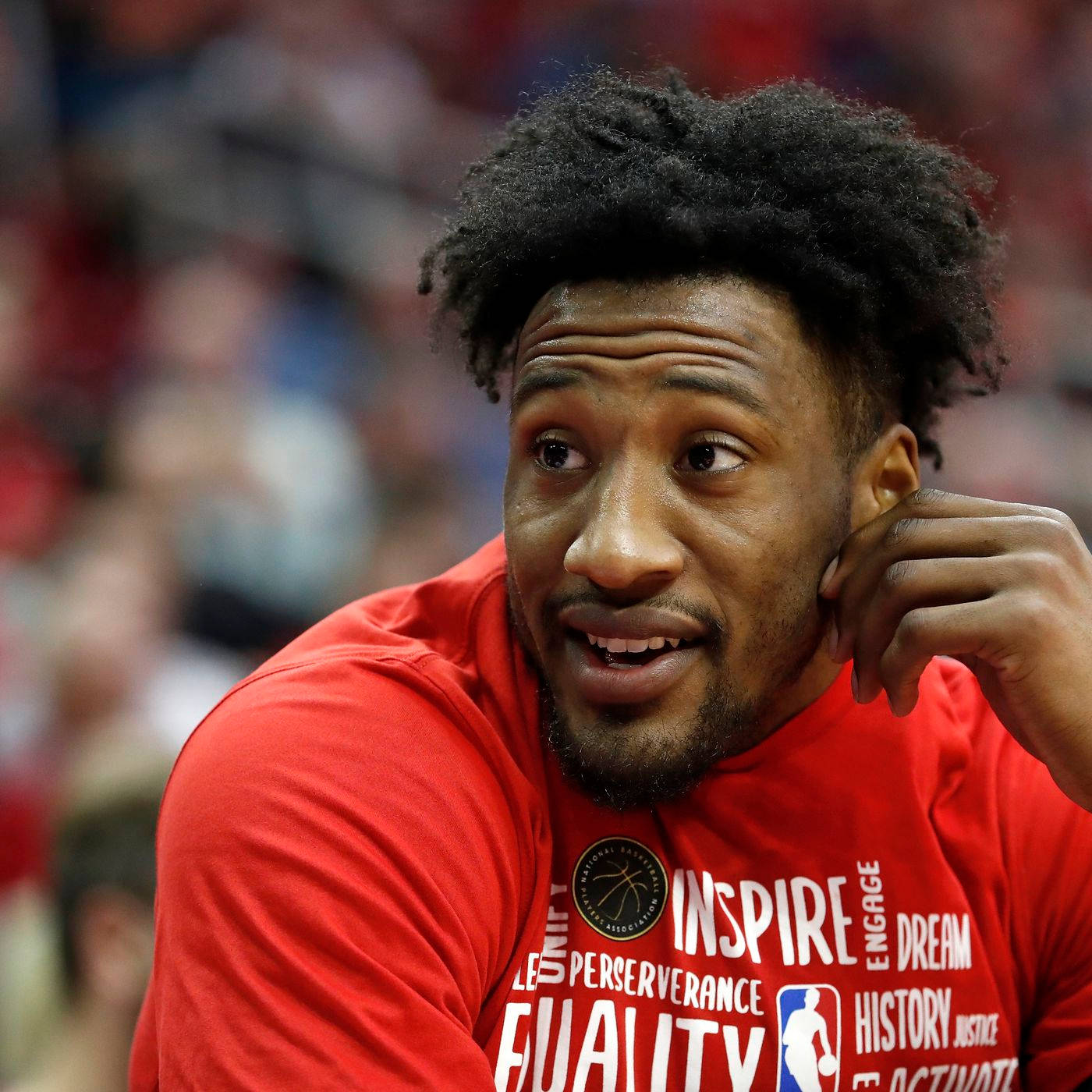 robert covington 桌布 壁紙 — 一位專注的籃球運動員穿著紅色激勵襯衫，在比賽中將下巴擱在手上。