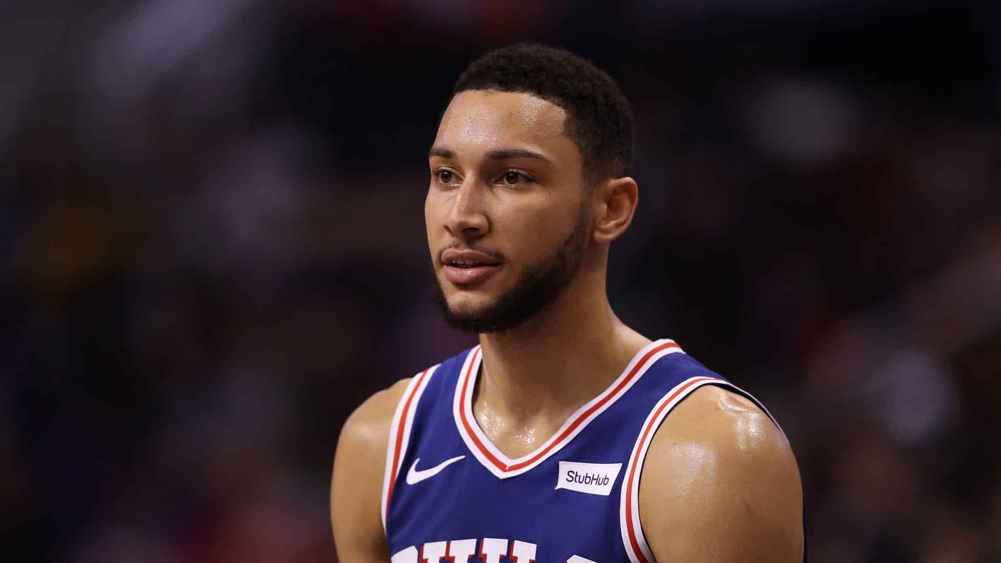 Ben Simmons 桌布 壁紙 — 一位專注的籃球運動員穿著藍色球衣，比賽時汗水在皮膚上閃閃發光。